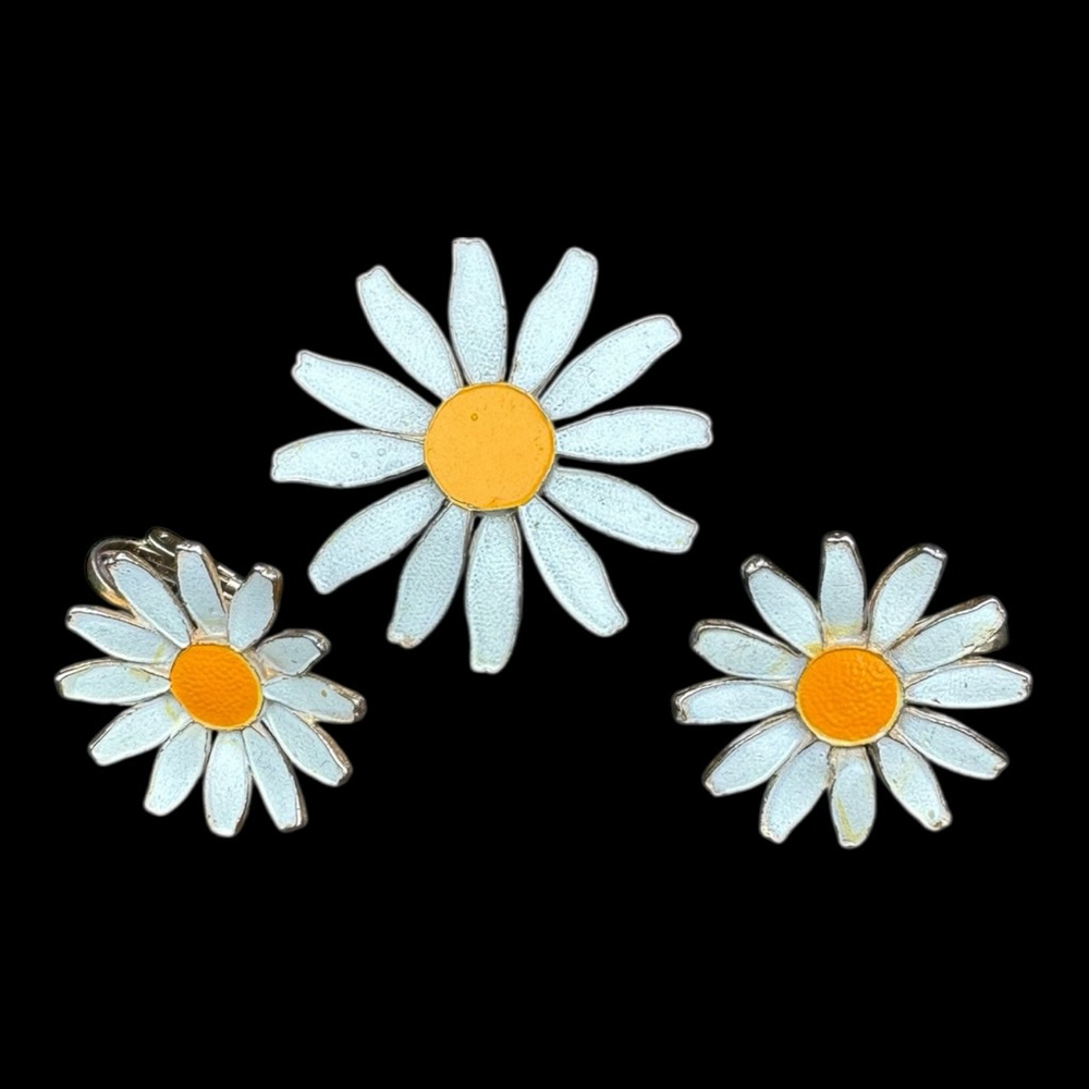 Vintage Daisy Enamel Brooch Clip-On Earrings Set Retro 60s Flower Power Jewelry